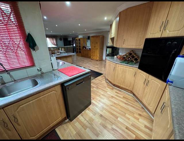 5 BEDROOM TOWNHOUSE FOR SALE IN KEMPTON PARK